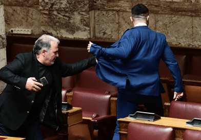 Επεσαν γροθιές στη Βουλή- Ο Κ. Φλώρος έδειρε βουλευτή της Ελληνικής Λύσης